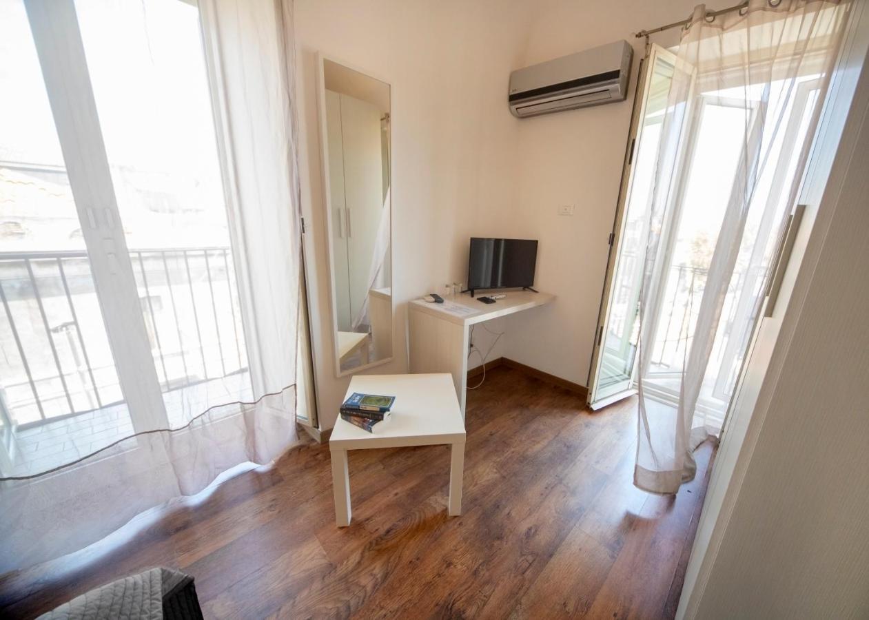 Rooms In Shared Apartment - City Center Catania Ngoại thất bức ảnh